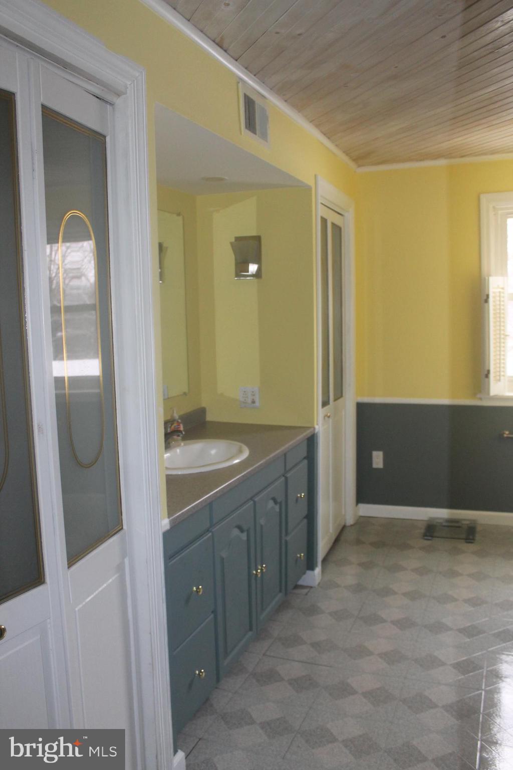 29 Lincoln Avenue Clementon, NJ 08021 - Photo 32 of 36 a bathroom with a granite countertop sink a mirror and a bathtub
