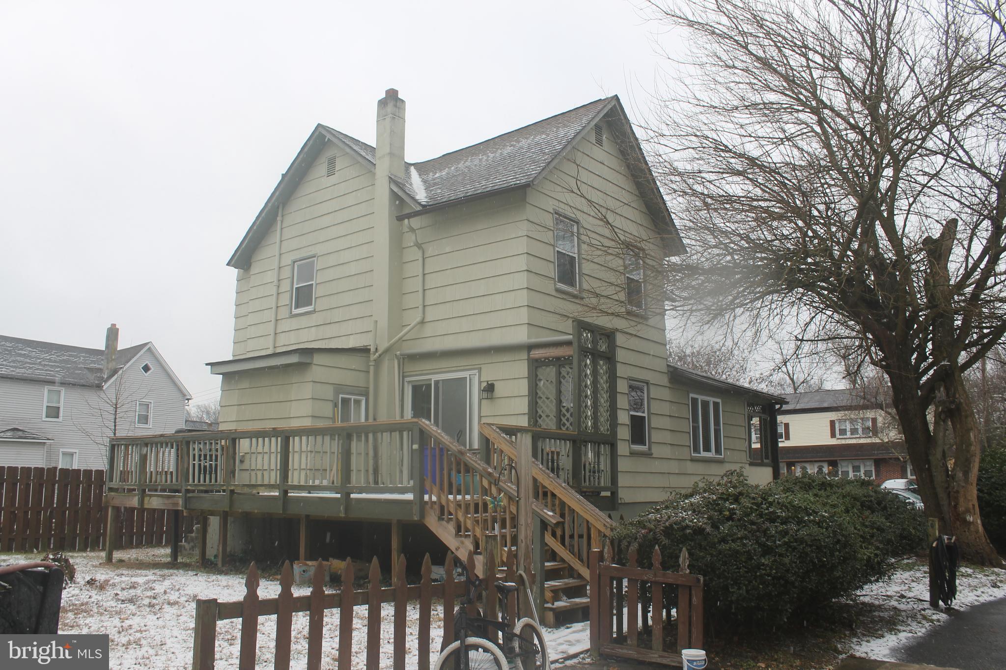 29 Lincoln Avenue Clementon, NJ 08021 - Photo 4 of 36 a front view of a house with a yard