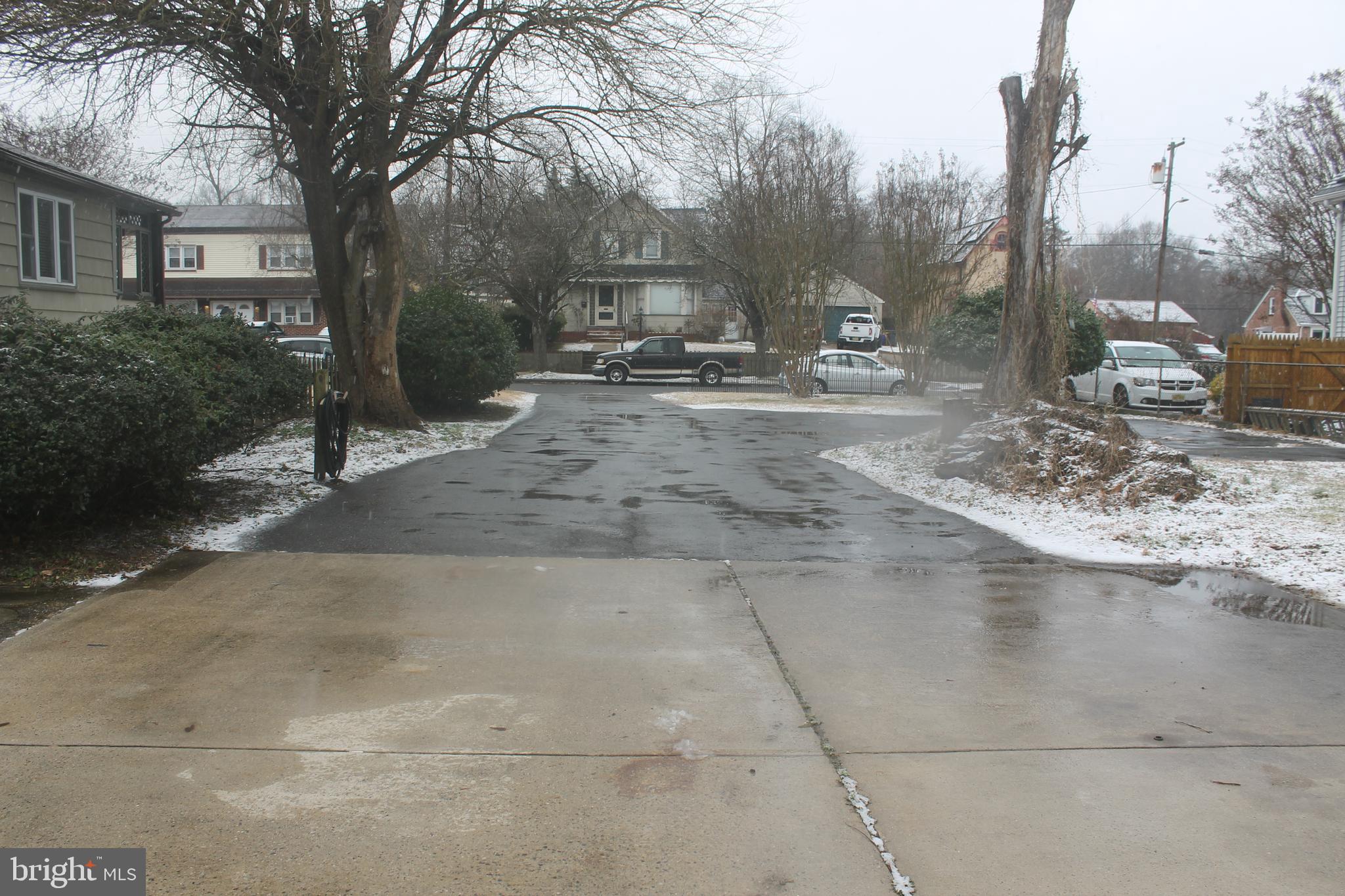 29 Lincoln Avenue Clementon, NJ 08021 - Photo 7 of 36 a view of a yard with a tree