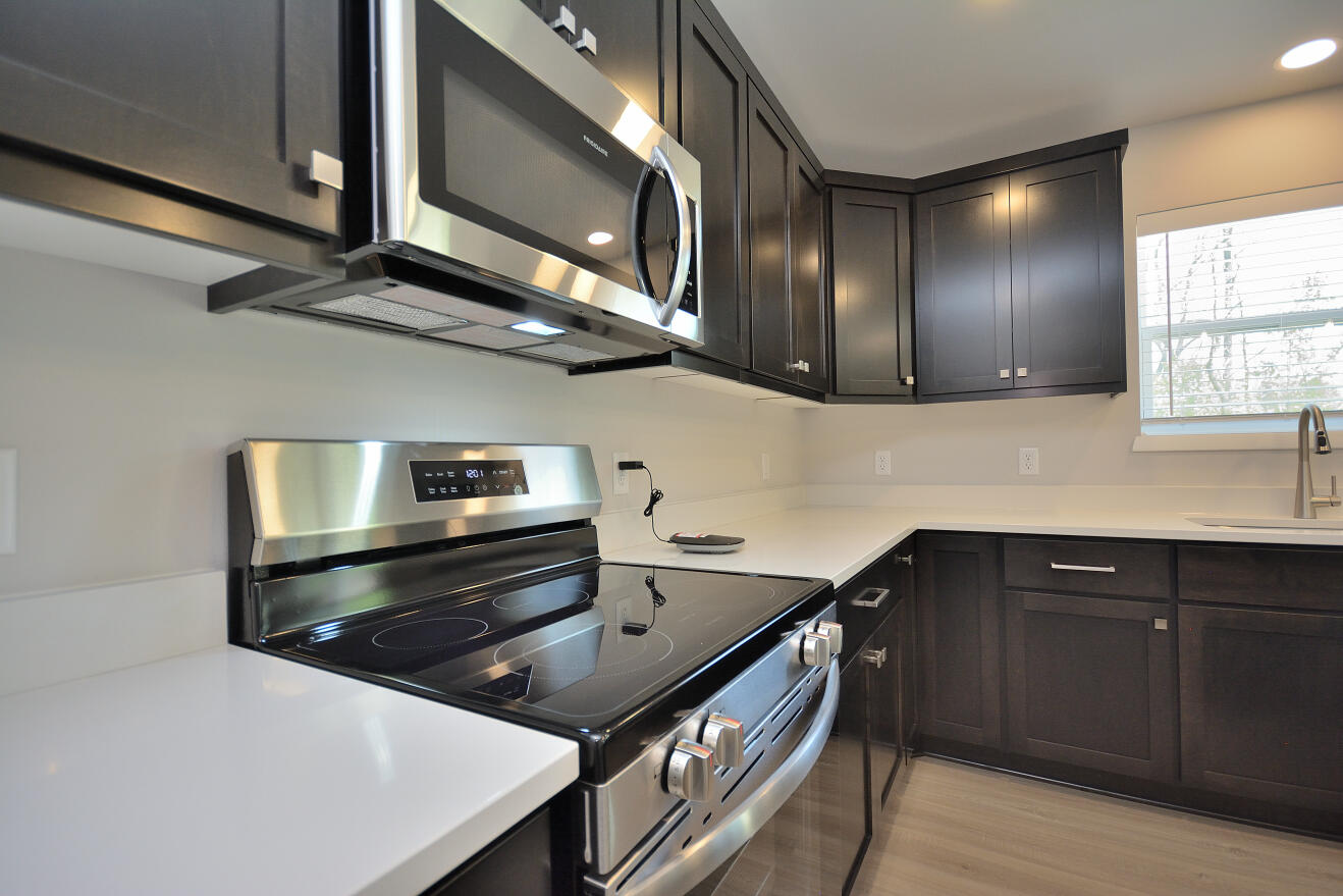802 5 Mile Road Caledonia, WI 53402 - Photo 7 of 27 Kitchen