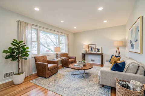 $769,000 | 29 Ripley Drive, Northport, NY 11768