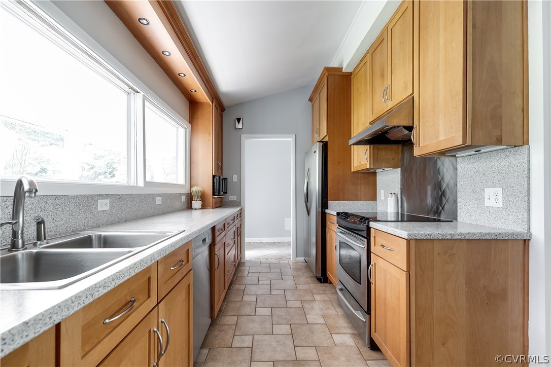 1701 Michael Road Henrico, VA 23229 - Photo 17 of 37 Stainless Appliances, Smooth-Top Stove, Refrigerat