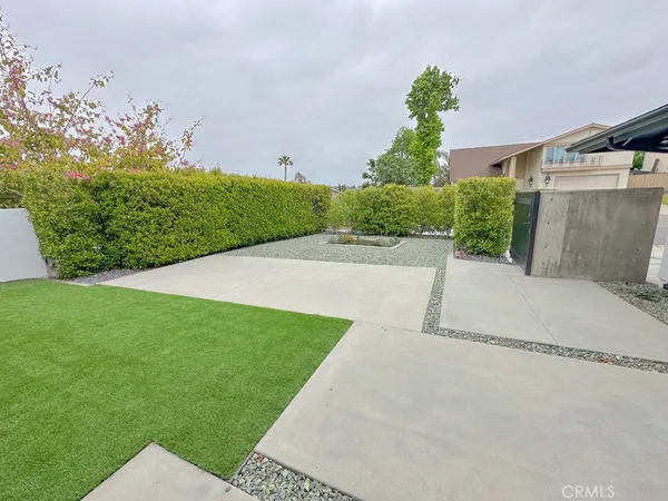 a view of a backyard