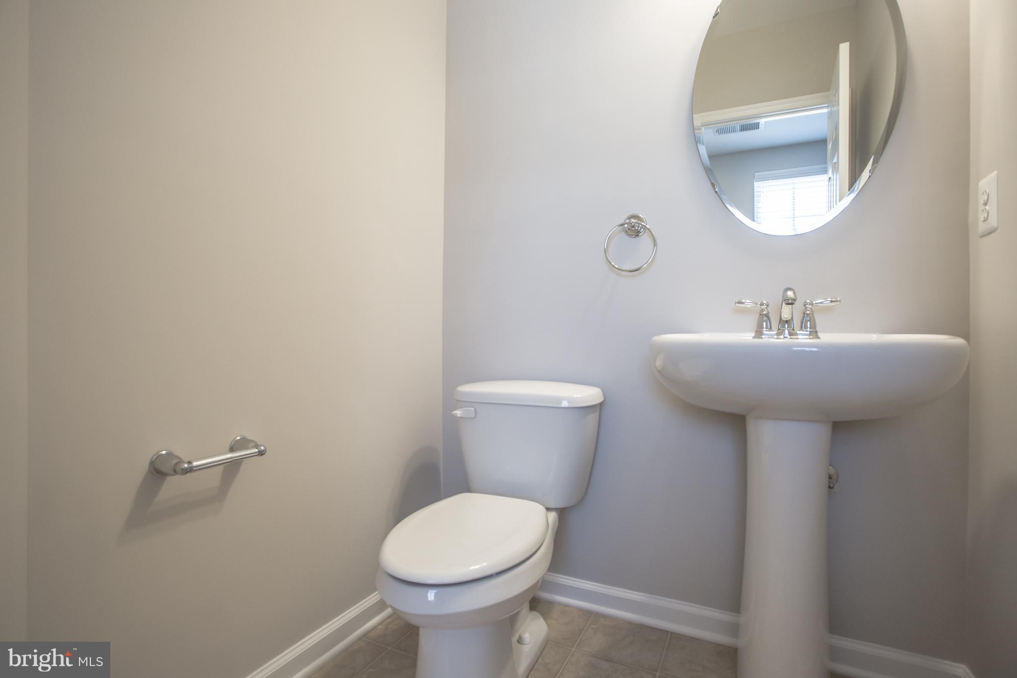 2804 Admiral Ridge Road Accokeek, MD 20607 - Photo 6 of 30 Main-lvl BA--freshly painted like rest of home