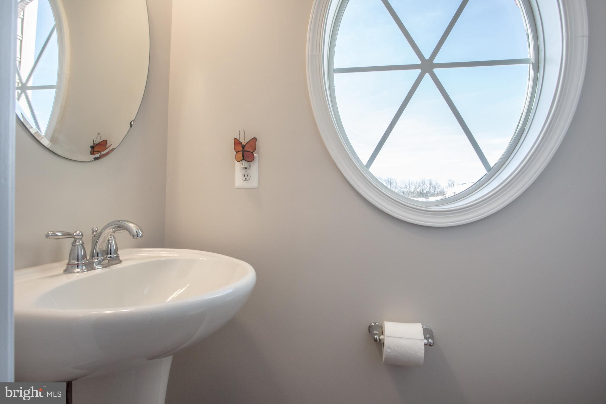 2804 Admiral Ridge Road Accokeek, MD 20607 - Photo 8 of 30 Powder rm with pedestal sink & HW floor