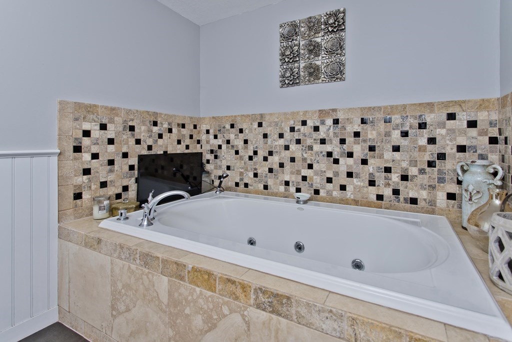 115 Oak Hollow Road Springfield, MA 01128 - Photo 25 of 39