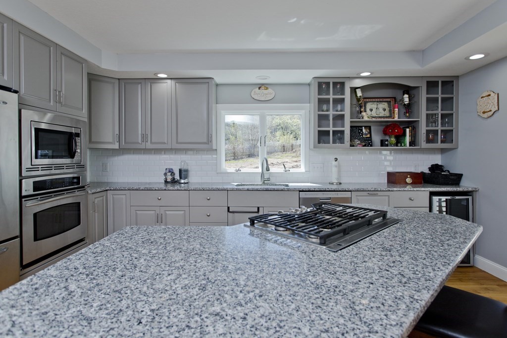 115 Oak Hollow Road Springfield, MA 01128 - Photo 8 of 39