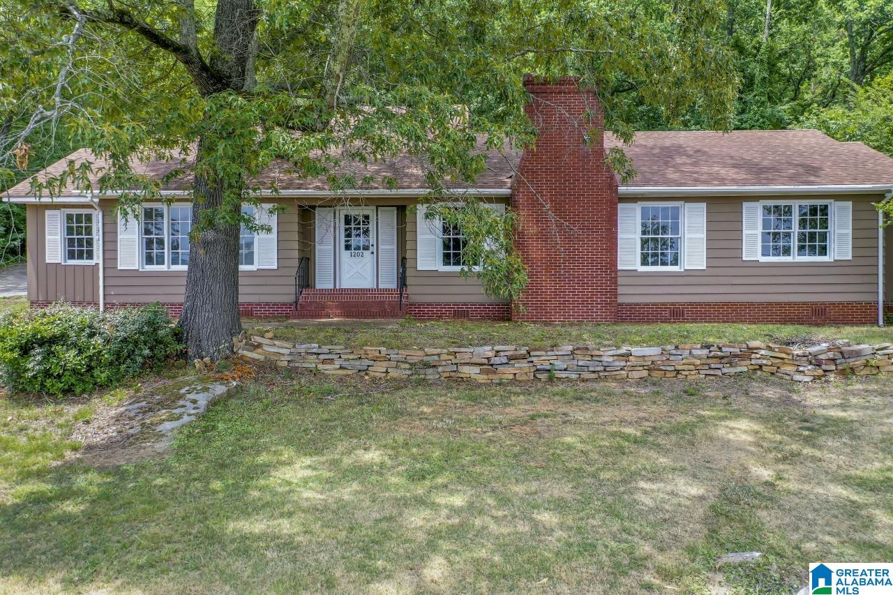 1202 Park Avenue Oneonta, AL 35121 - Photo 1 of 44