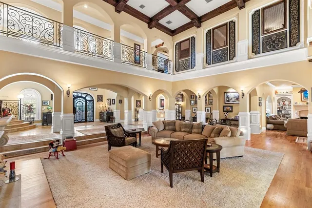 a view of livingroom with dining area