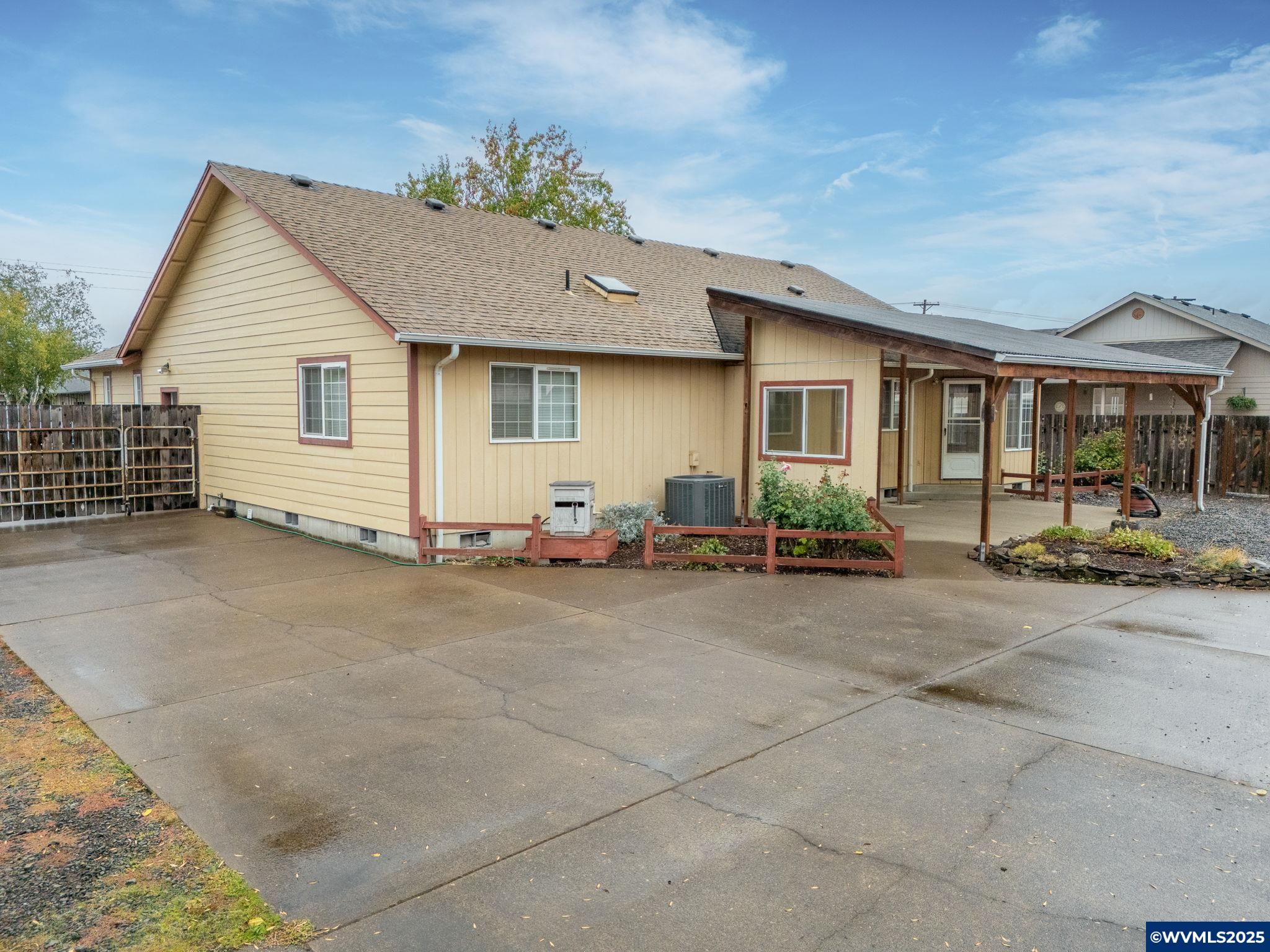 2671 Stoltz Hill Road Lebanon, OR 97355 - Photo 11 of 49 Gallery Image 11