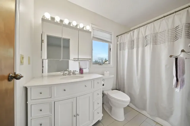 $224,900 | 2812 South Wood Dale Drive, Unit 2, Jackson, MI 49203