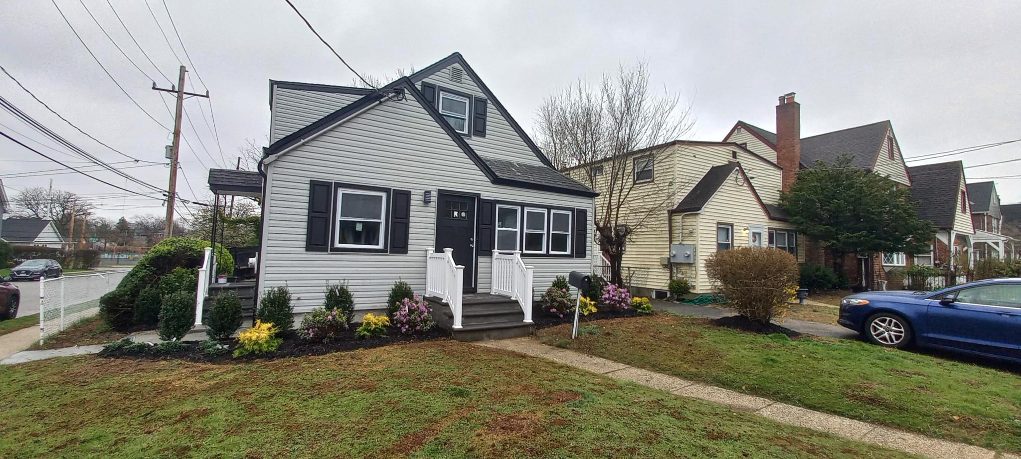 Bungalow featuring a front lawn