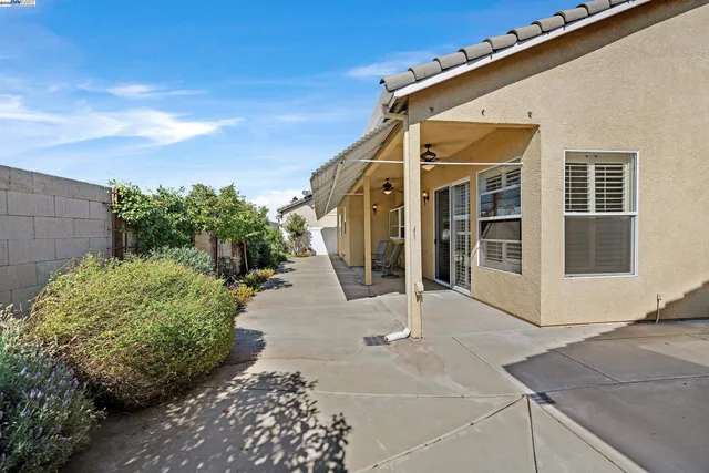a view of a house with backyard and plants