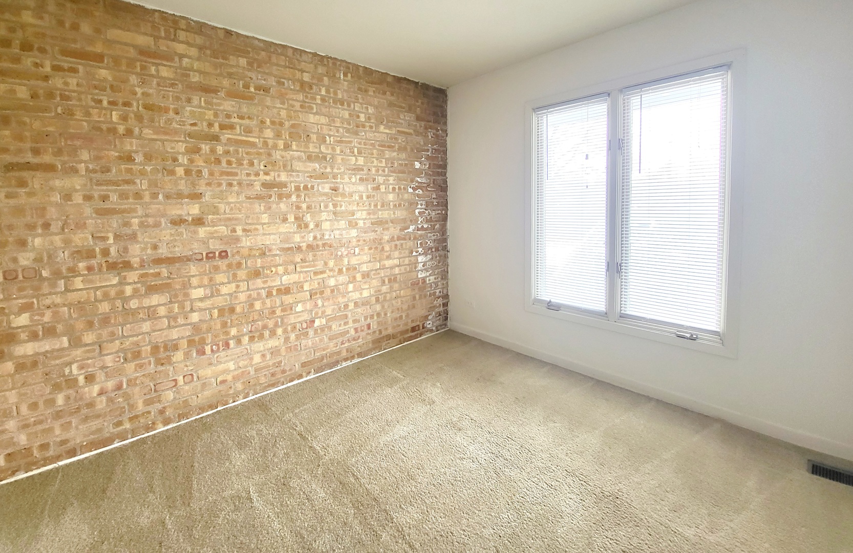 712 Concord Lane Barrington, IL 60010 - Photo 12 of 21 an empty room with a window