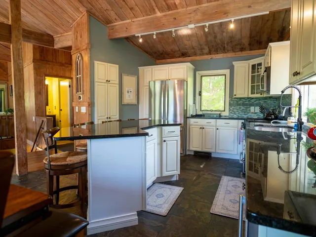 $699,000 | 166 Robbins Hill Lane, Hartford, VT 05059