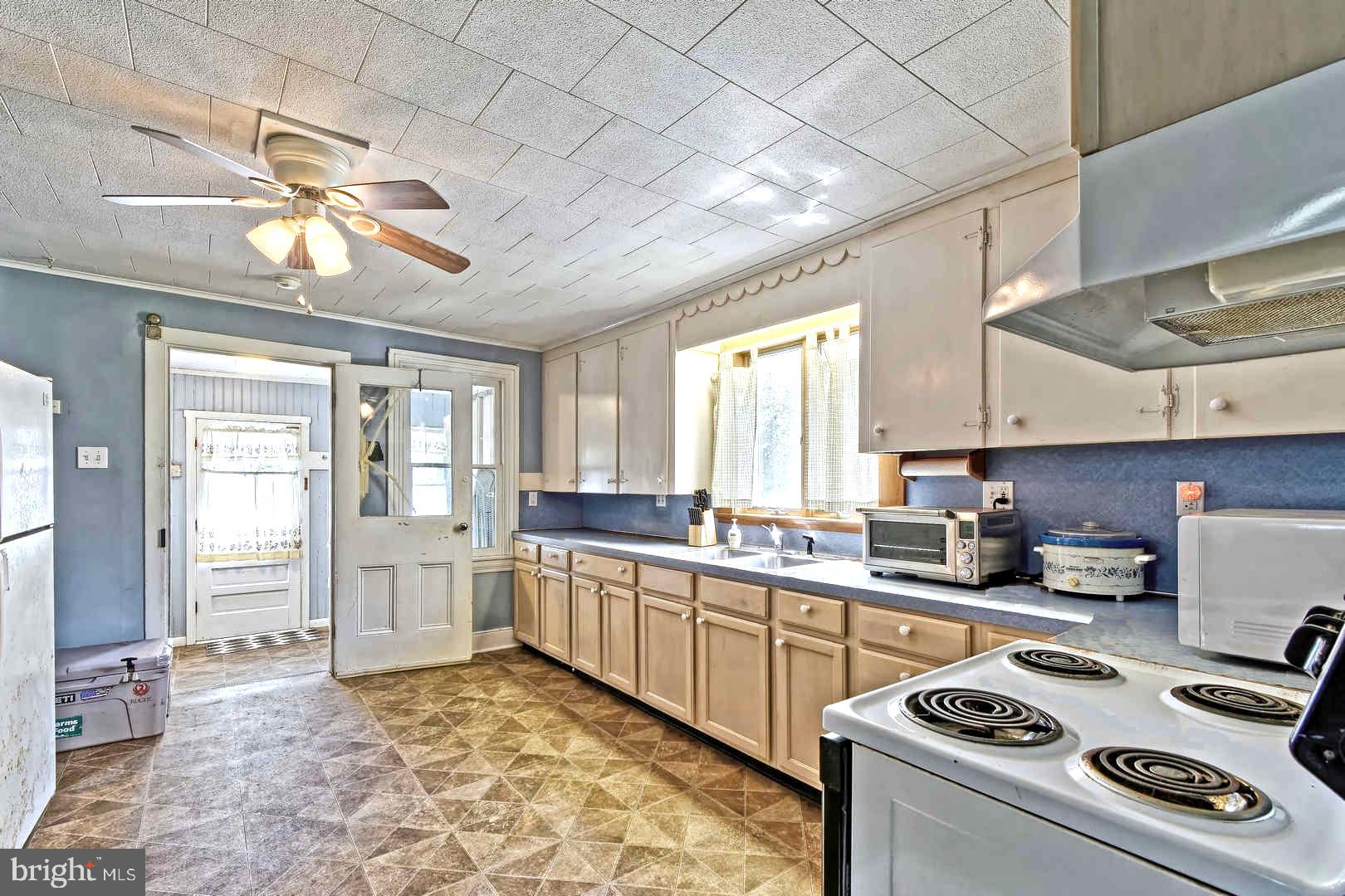 409 Cohansey Friesburg Road Alloway, NJ 08318 - Photo 13 of 25 Large cheery Country Kitchen