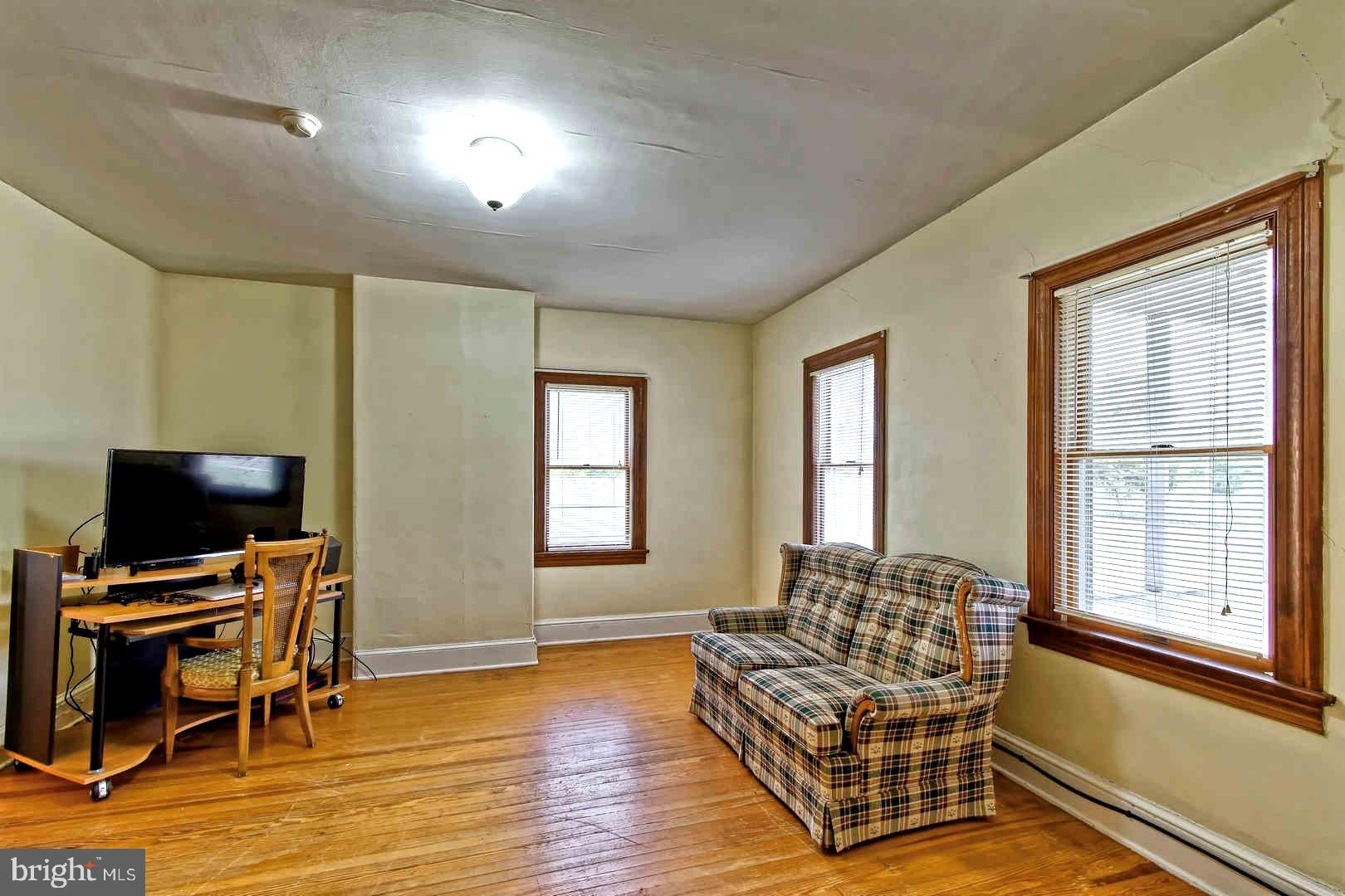 409 Cohansey Friesburg Road Alloway, NJ 08318 - Photo 10 of 25 Bright and cheery Living room