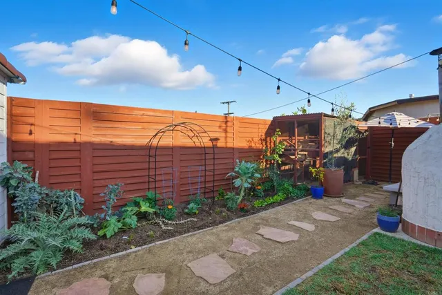 a view of a backyard