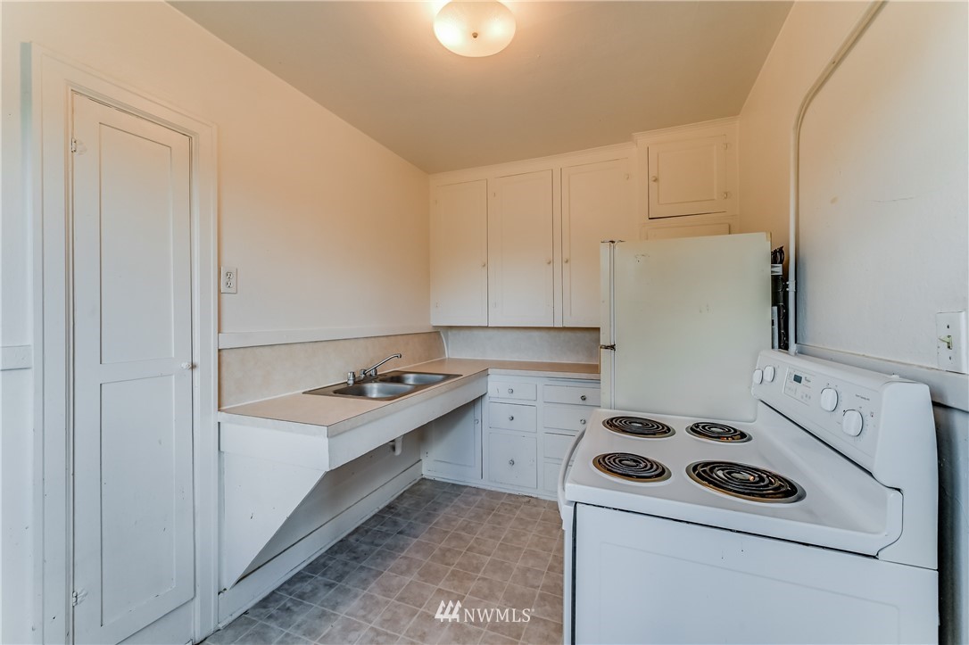 2331 Rockefeller Avenue Everett, WA 98201 - Photo 14 of 40 a room with storage and utility
