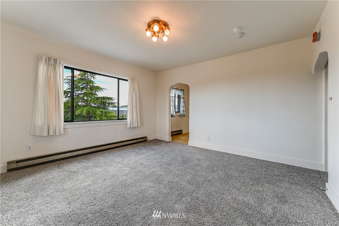 2331 Rockefeller Avenue Everett, WA 98201 - Photo 22 of 40 an empty room with windows