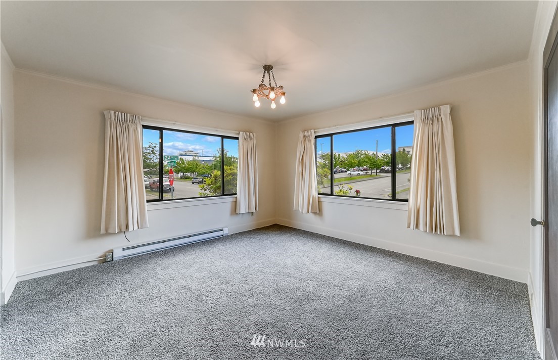 2331 Rockefeller Avenue Everett, WA 98201 - Photo 8 of 40 an empty room with windows