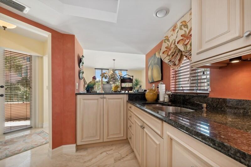 120 Southeast 5th Avenue, Unit 326 Boca Raton, FL 33432 - Photo 6 of 25 05_120SE5thAvenue326_177002_Kitchen_Flex