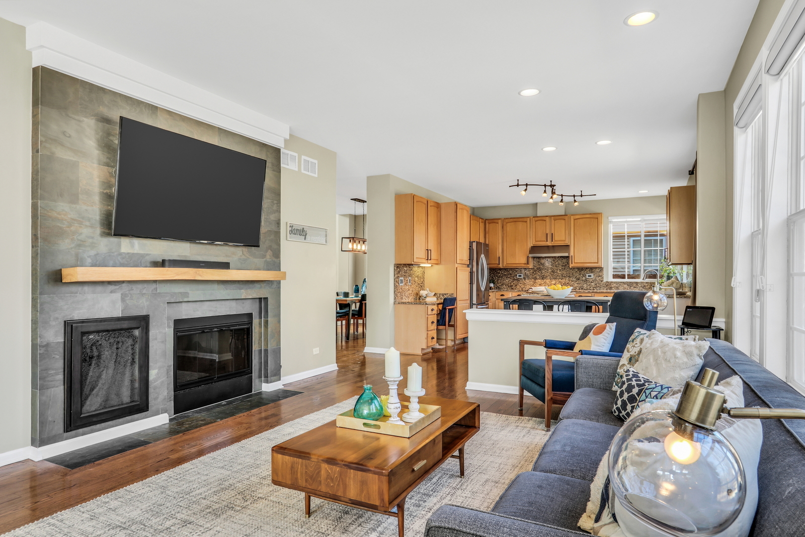 1135 Hadley Circle Gurnee, IL 60031 - Photo 20 of 60 a living room with furniture and a flat screen tv