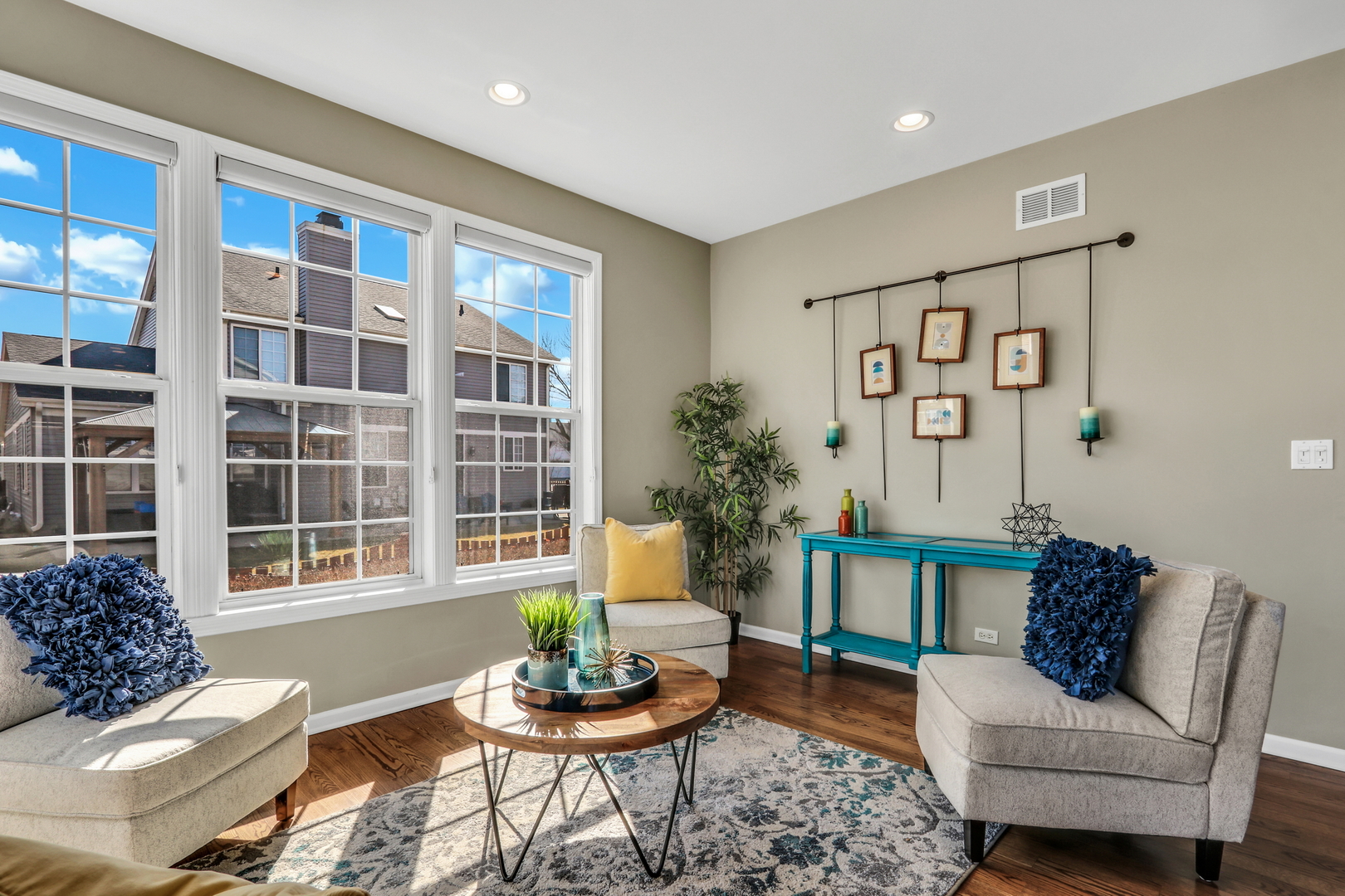 1135 Hadley Circle Gurnee, IL 60031 - Photo 25 of 60 a living room with furniture and a potted plant