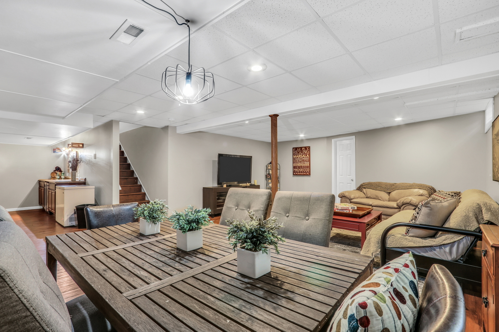 1135 Hadley Circle Gurnee, IL 60031 - Photo 43 of 60 a living room with furniture