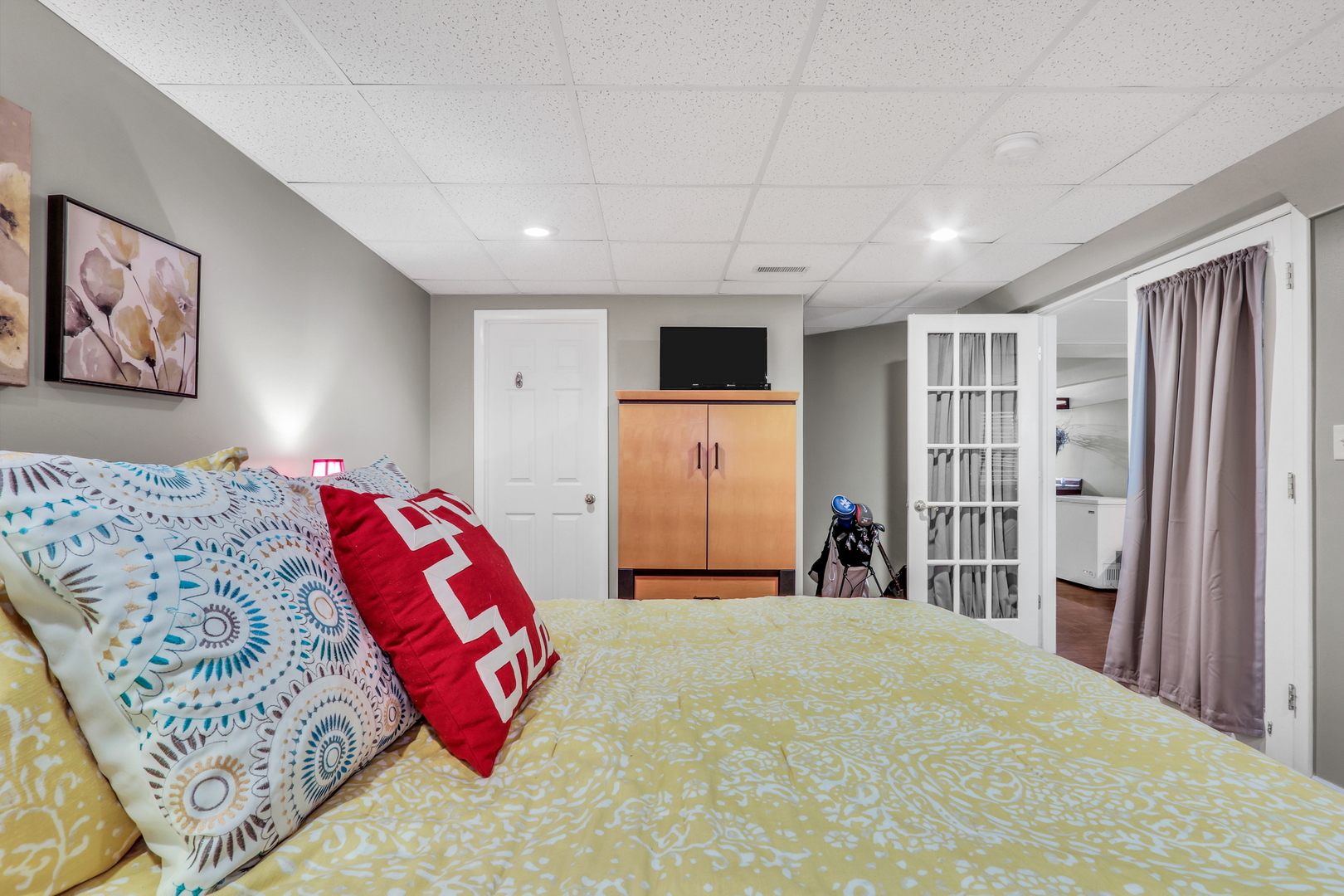 1135 Hadley Circle Gurnee, IL 60031 - Photo 46 of 60 a bedroom with a large bed and a large mirror