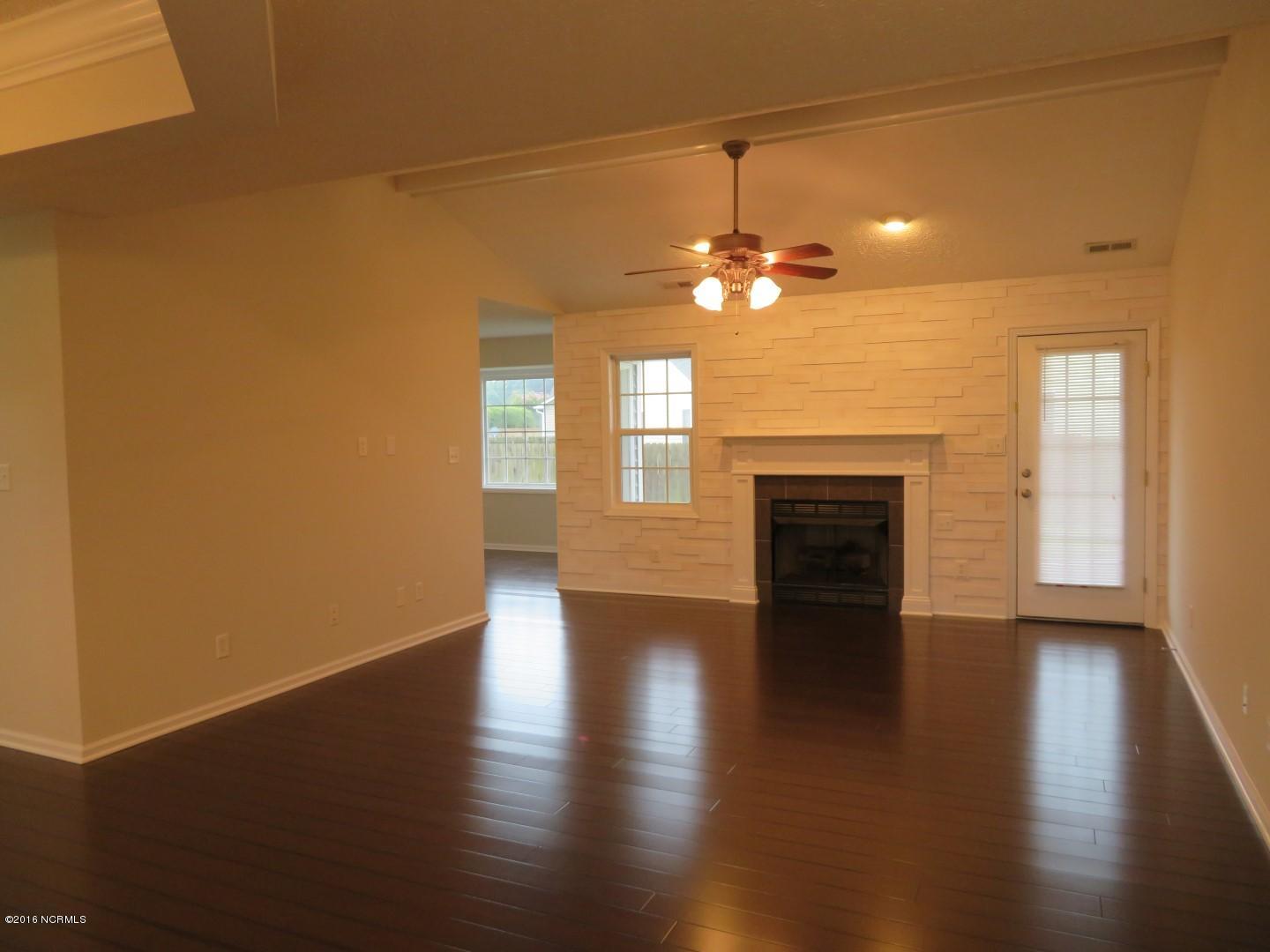 103 Conner Grant Road New Bern, NC 28562 - Photo 2 of 41 Vaulted Living Room