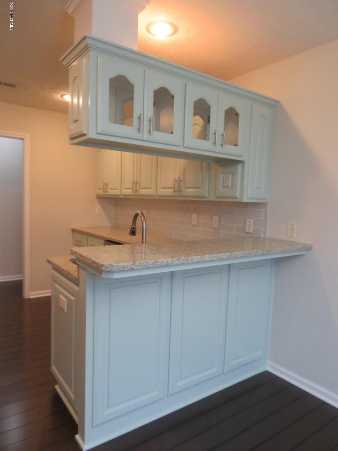 103 Conner Grant Road New Bern, NC 28562 - Photo 10 of 41 Breakfast Bar
