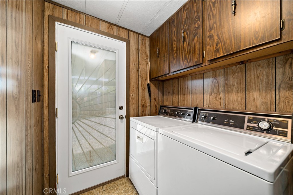 33950 Plowshare Road Wildomar, CA 92595 - Photo 36 of 62 a utility room with dryer and washer
