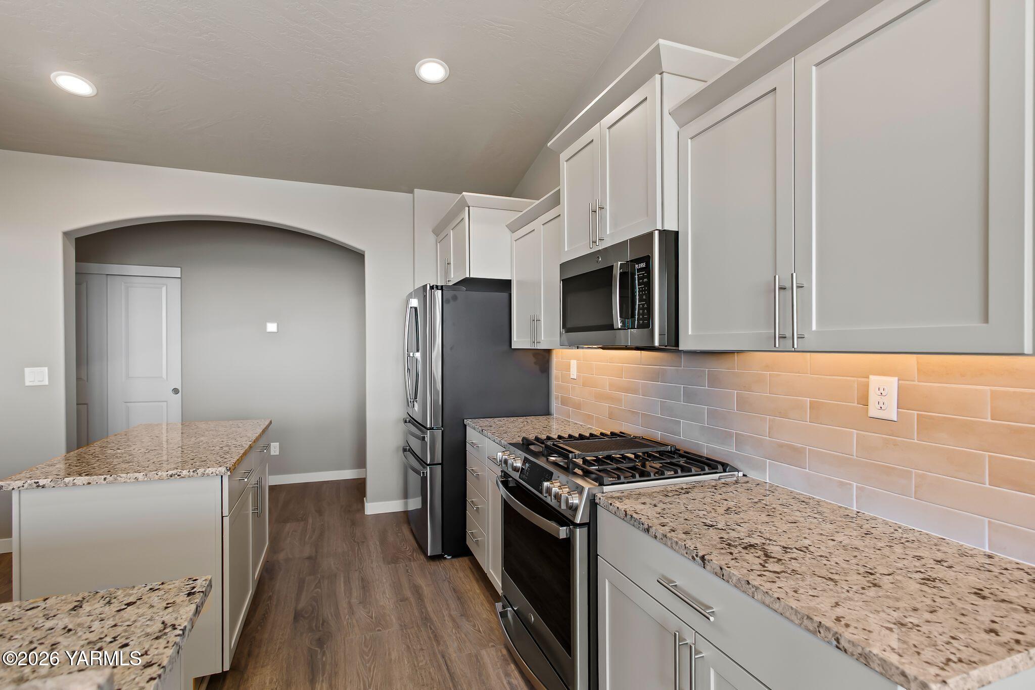 5406 Wildrye Loop Yakima, WA 98901 - Photo 25 of 33 Kitchen