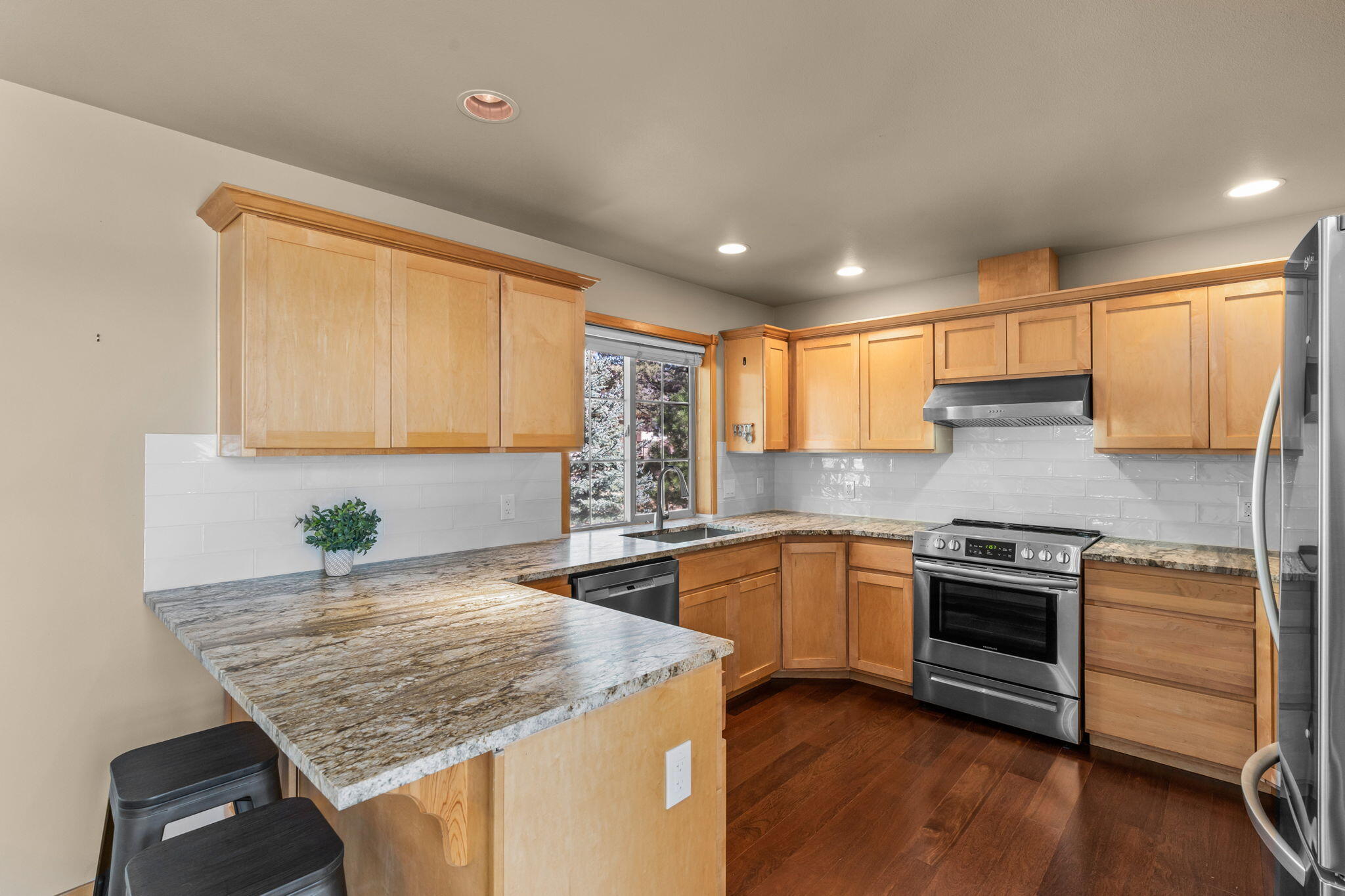 17555 Mountain View Road Sisters, OR 97759 - Photo 17 of 50 New Granite Counter tops w/ Tile Backsplash.