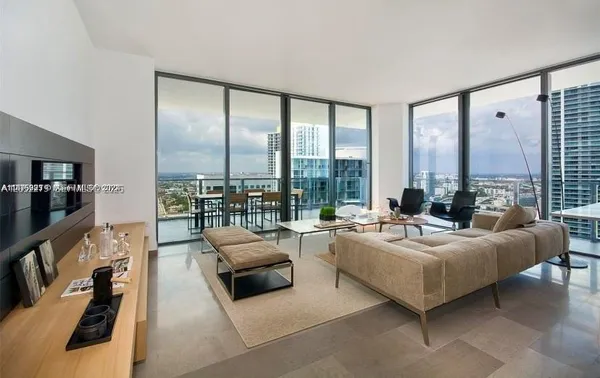 $9,200 | 88 Southwest 7th Street, Unit 2712, Miami, FL 33130