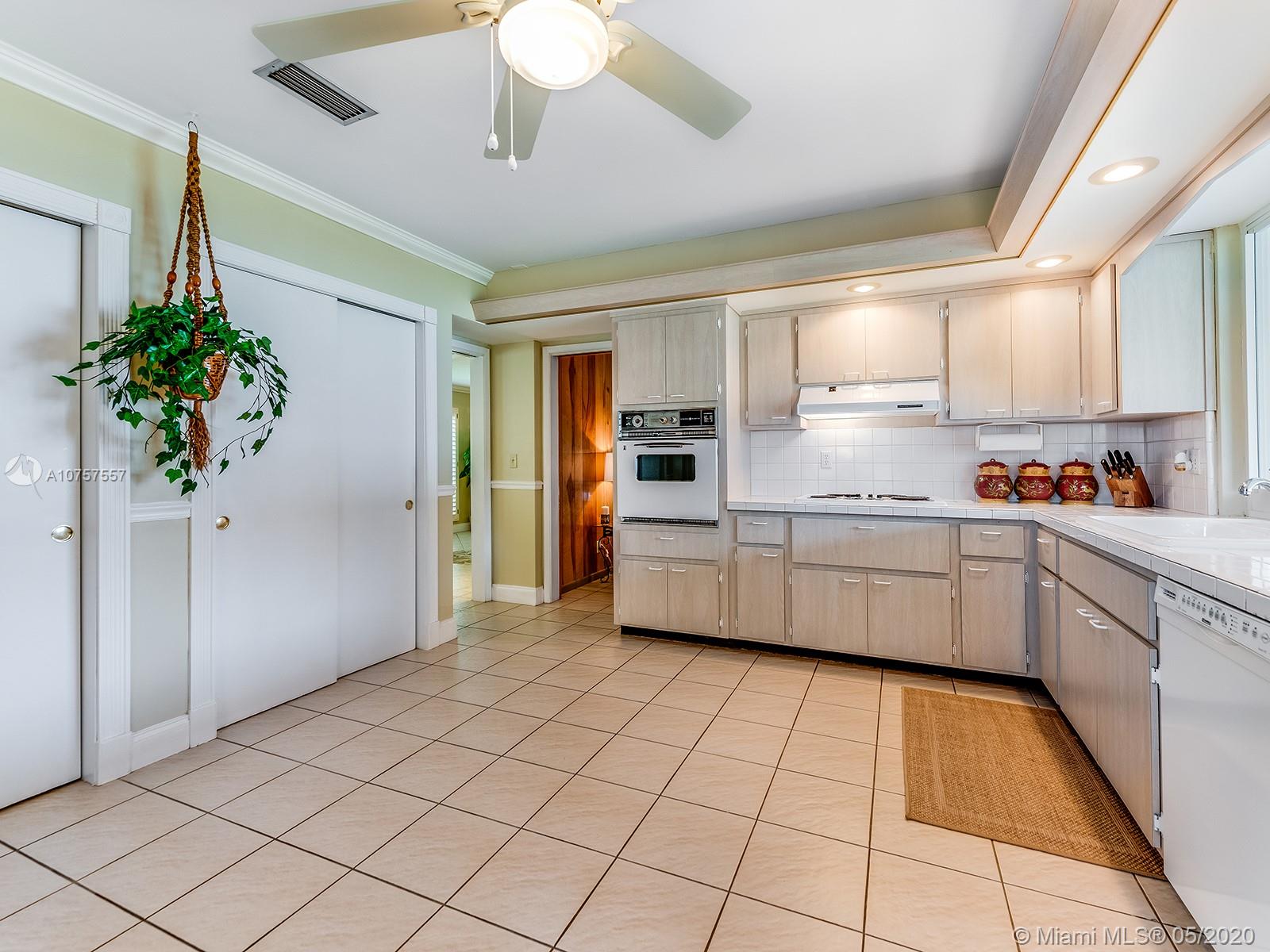 3680 North Park Road Hollywood, FL 33021 - Photo 9 of 25 Kitchen/pantry view