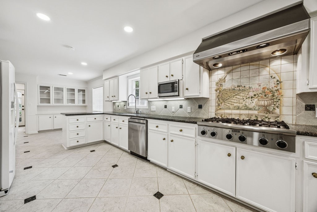 10103 Pine Forest Road Houston, TX 77042 - Photo 12 of 44