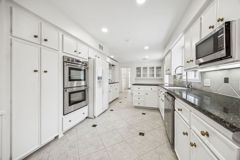 10103 Pine Forest Road Houston, TX 77042 - Photo 13 of 44