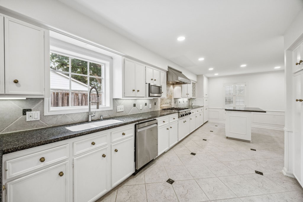 10103 Pine Forest Road Houston, TX 77042 - Photo 16 of 44