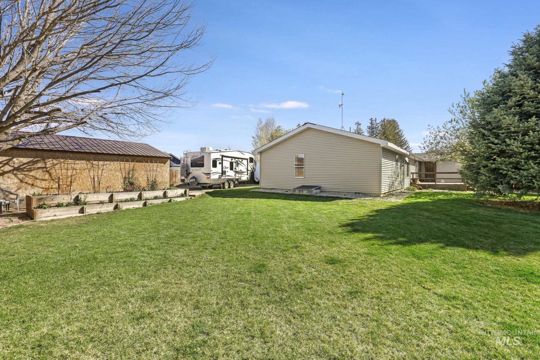309 North Grape Street Shoshone, ID 83352 - Photo 18 of 26 View of grassy yard