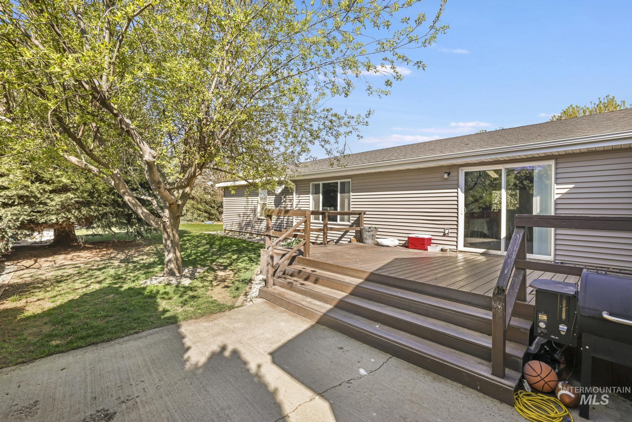 309 North Grape Street Shoshone, ID 83352 - Photo 21 of 26 Wooden deck featuring a lawn