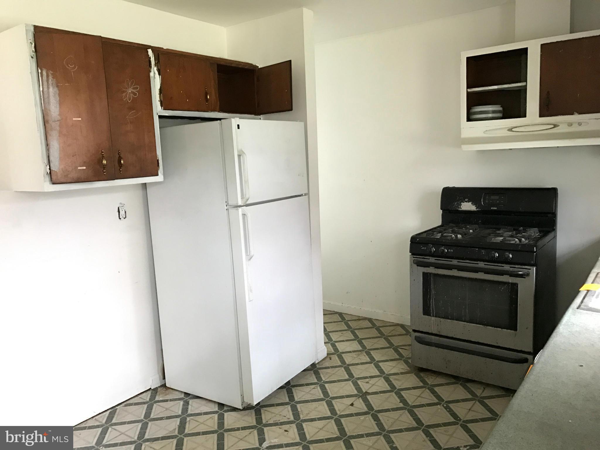 10178 High Ridge Road Laurel, MD 20723 - Photo 4 of 18 a kitchen with a refrigerator and a stove