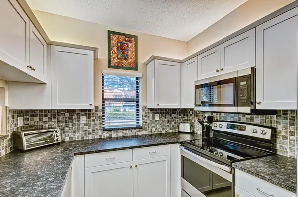 $3,000 | 200 Uno Lago Drive, Unit 105, Juno Beach, FL 33408