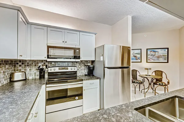 $3,000 | 200 Uno Lago Drive, Unit 105, Juno Beach, FL 33408