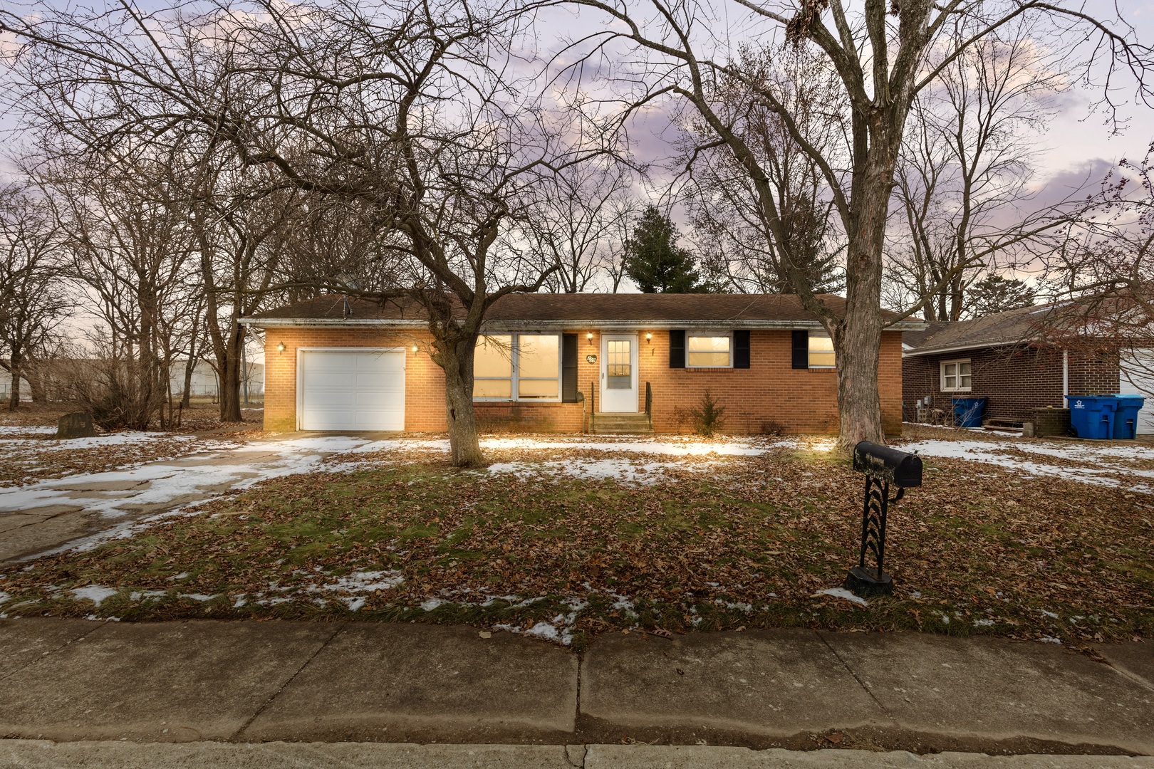 a view of a house with backyard and tree