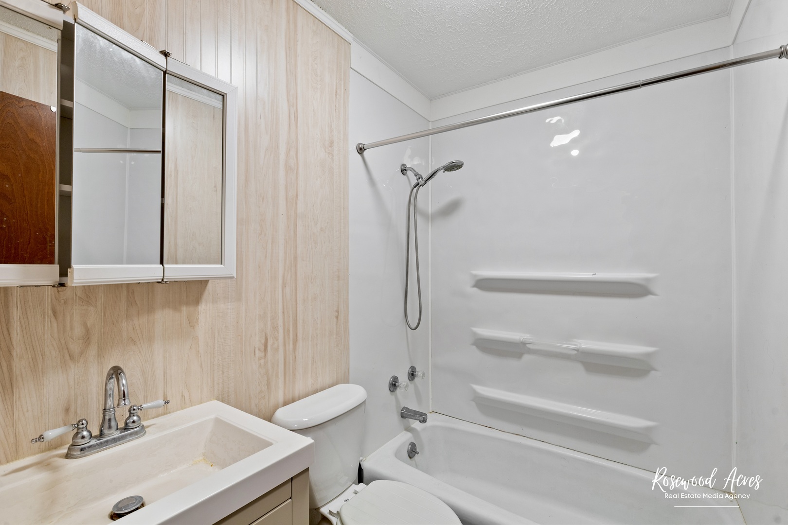 209 West Indiana Street Momence, IL 60954 - Photo 27 of 34 a bathroom with a sink toilet and shower