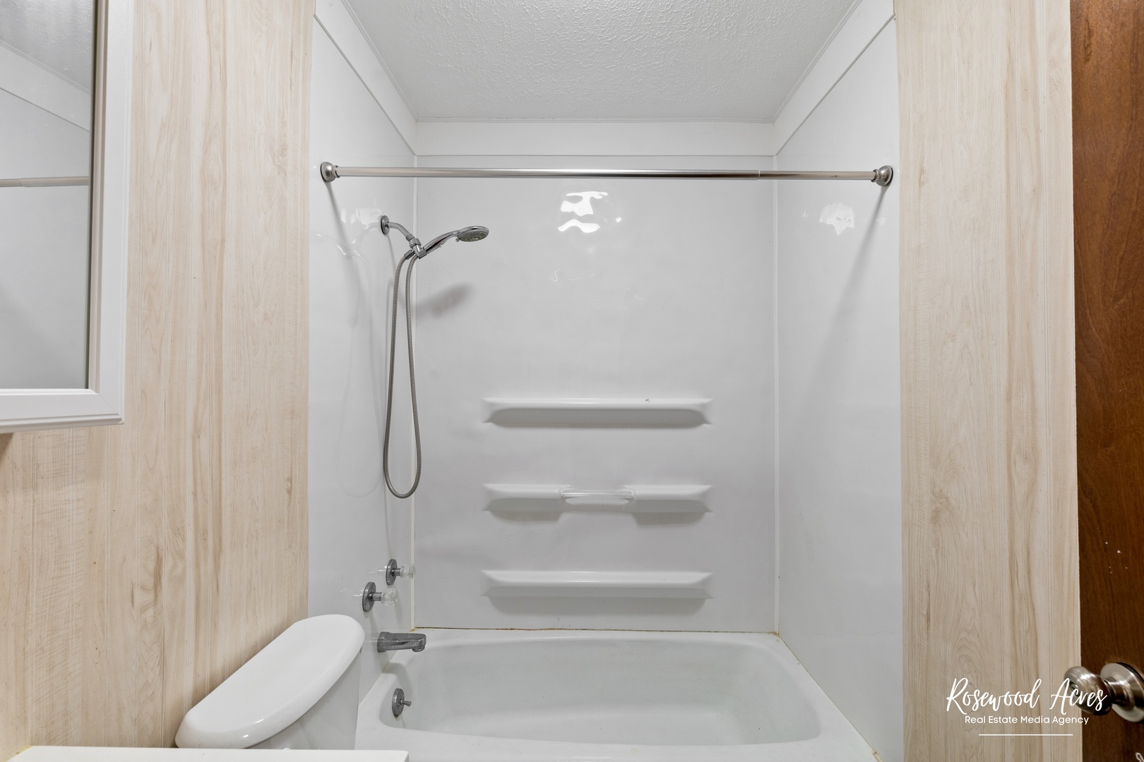 209 West Indiana Street Momence, IL 60954 - Photo 28 of 34 a bathroom with a shower and a bath tub