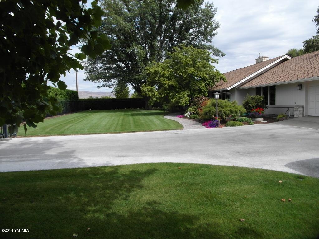 1271 Lateral B Road Wapato, WA 98951 - Photo 3 of 32 a view of outdoor space