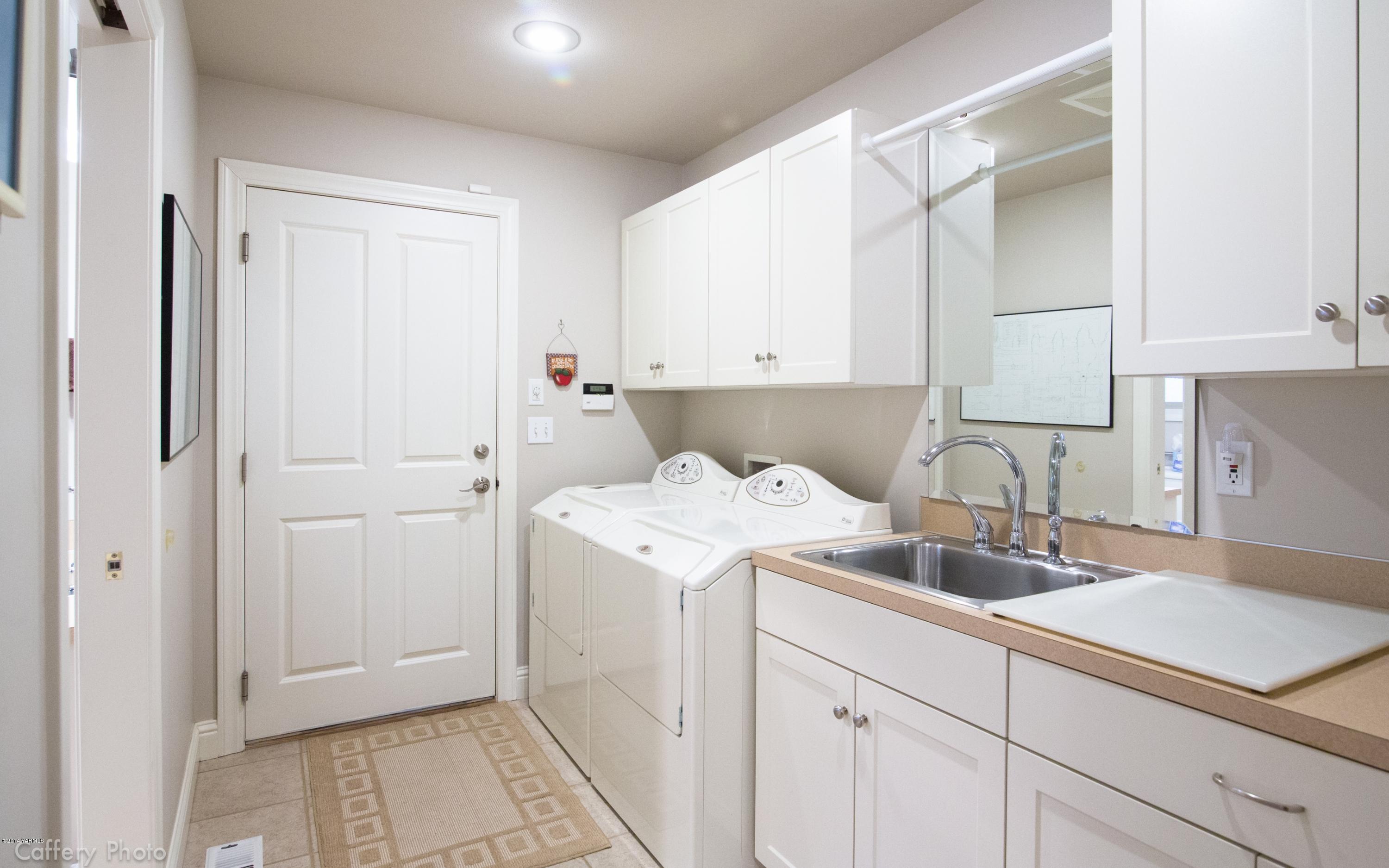 1271 Lateral B Road Wapato, WA 98951 - Photo 21 of 32 a utility room with cabinets washer and dryer